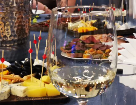 Авторское вино и новинки летнего меню — необычный ужин в «Клёвом»